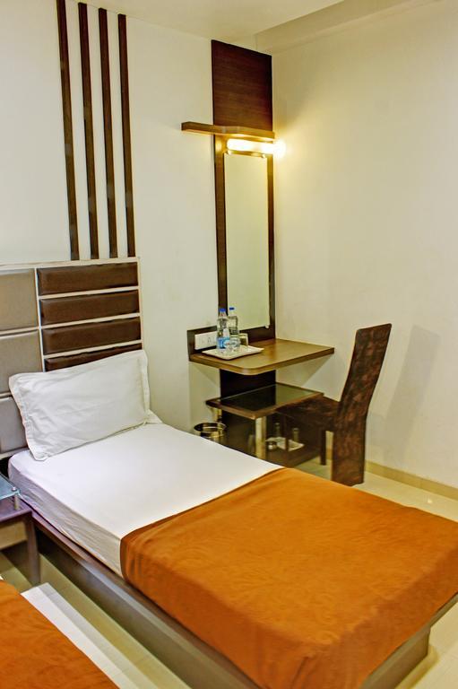 Hotel Corona Bharuch Екстериор снимка