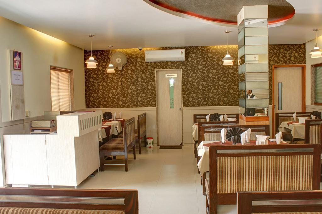 Hotel Corona Bharuch Екстериор снимка