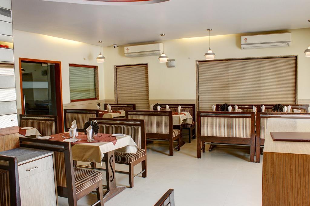 Hotel Corona Bharuch Екстериор снимка