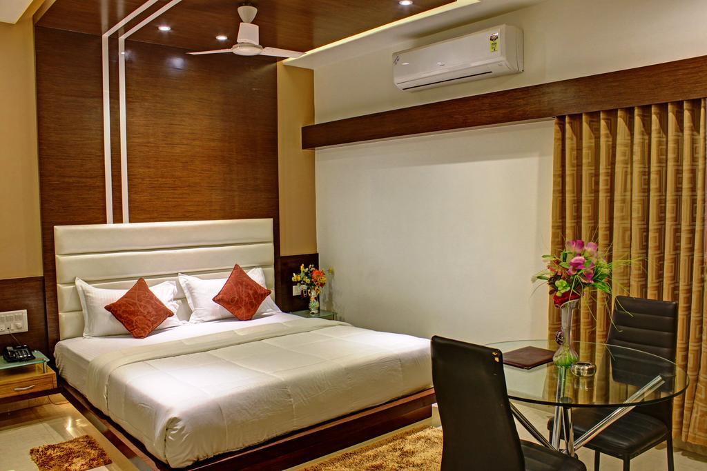 Hotel Corona Bharuch Екстериор снимка