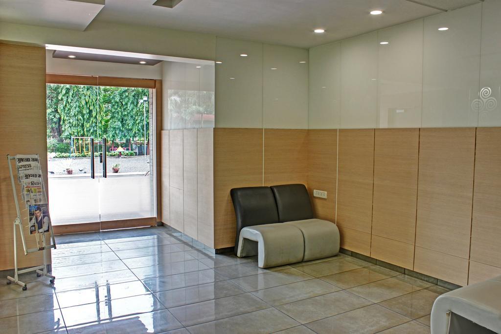 Hotel Corona Bharuch Екстериор снимка