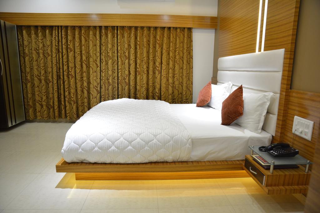 Hotel Corona Bharuch Стая снимка