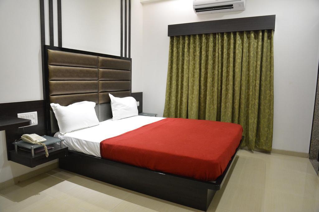 Hotel Corona Bharuch Екстериор снимка