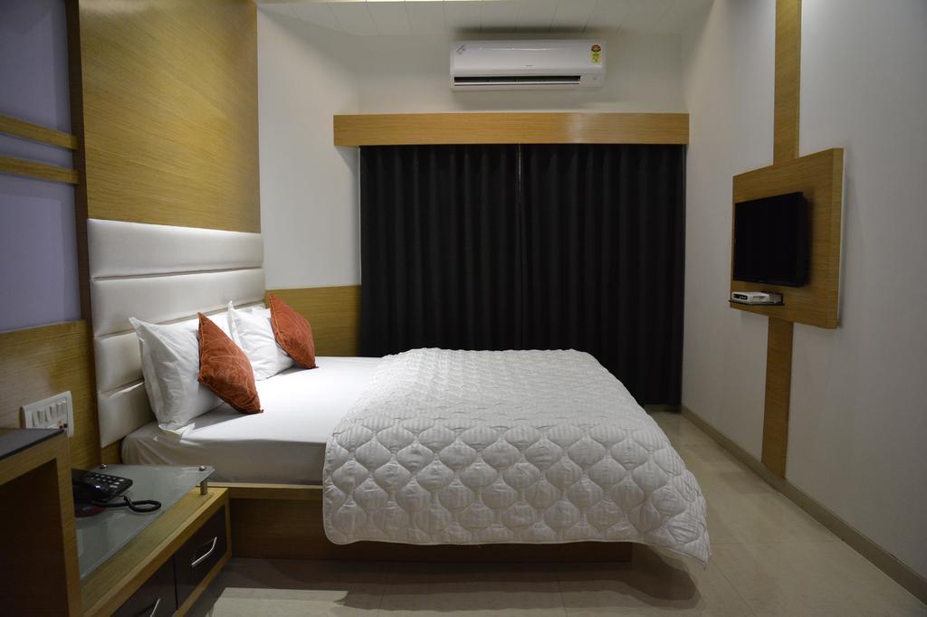 Hotel Corona Bharuch Стая снимка