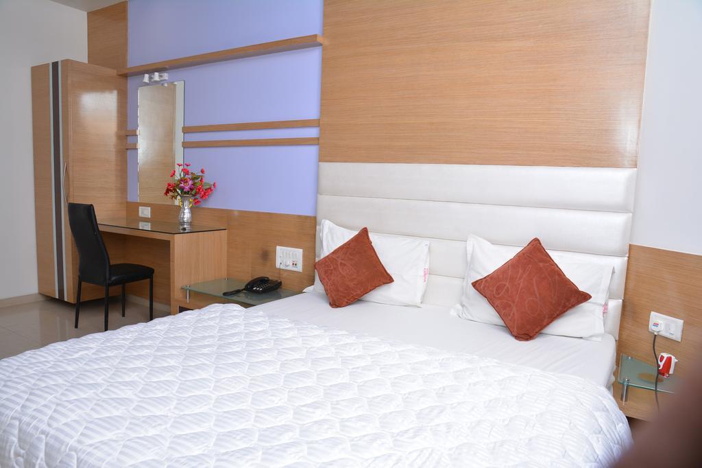 Hotel Corona Bharuch Стая снимка