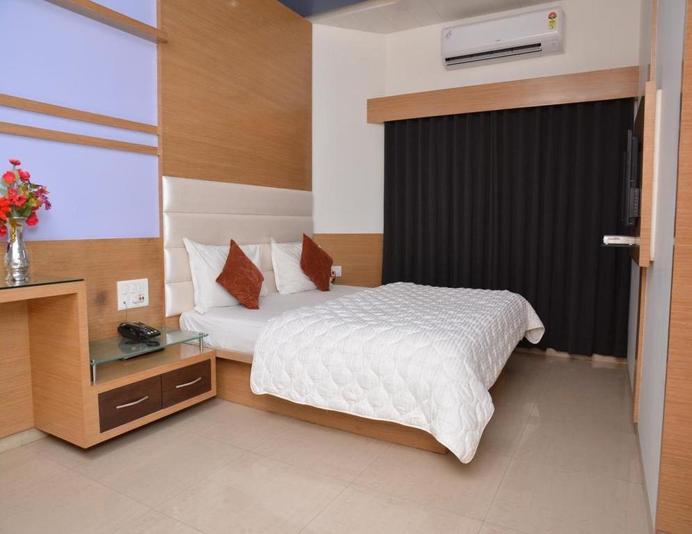 Hotel Corona Bharuch Стая снимка