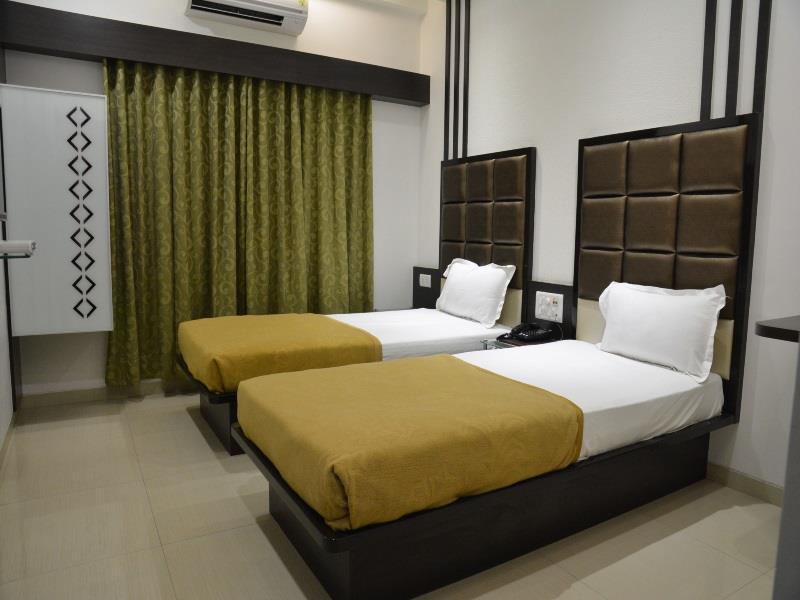Hotel Corona Bharuch Екстериор снимка