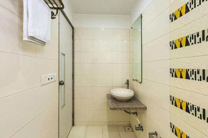 Hotel Corona Bharuch Екстериор снимка