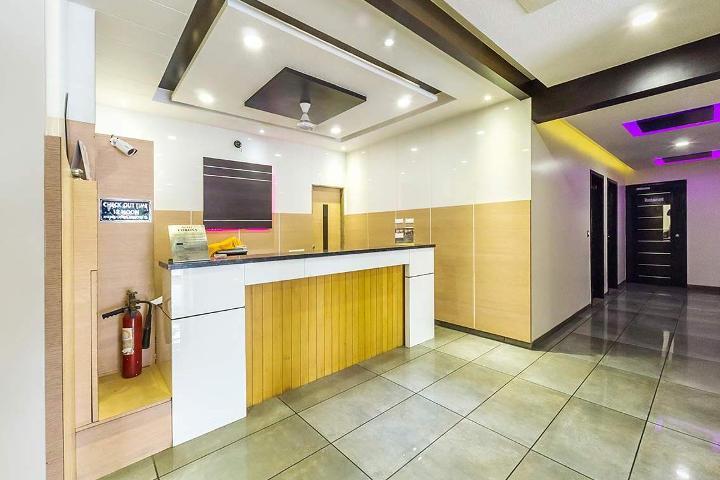 Hotel Corona Bharuch Екстериор снимка