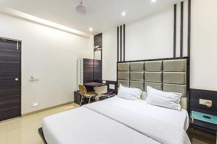 Hotel Corona Bharuch Екстериор снимка